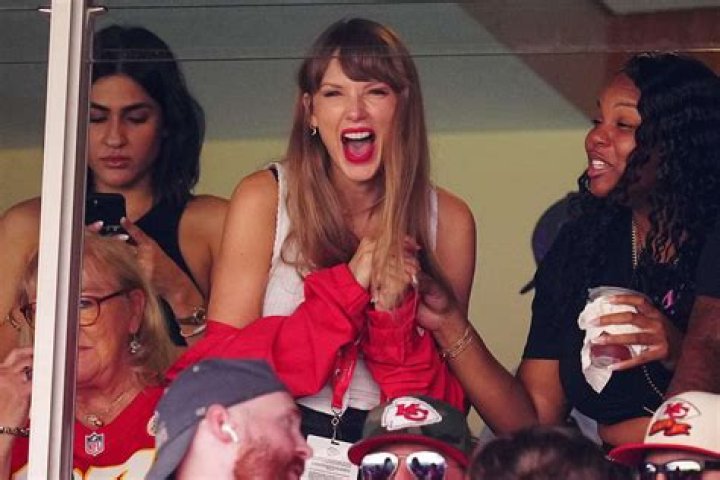Rihanna’s Taylor Swift ‘Role Model’ Comment Sparks More Bad Blood: Takes Katy Perry’s Side in Feud